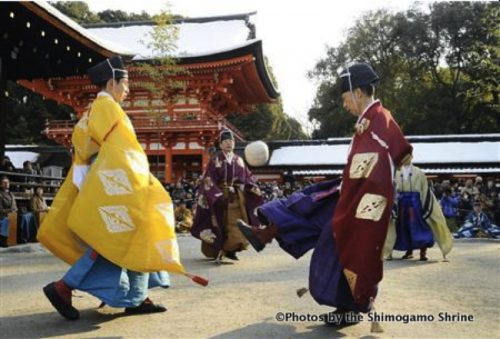 ◯日本古代から伝授されてきた蹴鞠を披露する。(京都蹴鞠保存会メンバー)