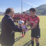 カップトーナメント優勝の岡山ジュニア 表彰式、集合写真