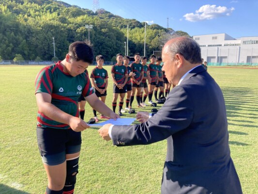 カップトーナメント準優勝の鯉城・福山ジュニア。中四国ジュニアラグビー連絡協議会 鳥家会長より表彰。
